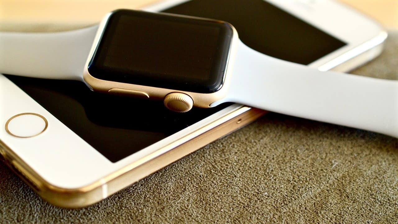 can-you-charge-apple-watch-from-iphone-or-its-charger-wear-to-track