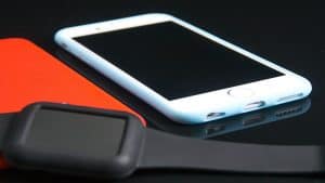 connect 2 phones to smartwatch